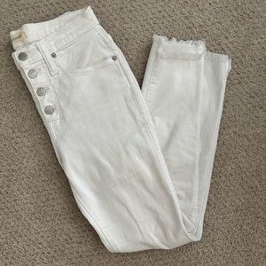 White Jeans With Button Zipper And Frayed Hem
